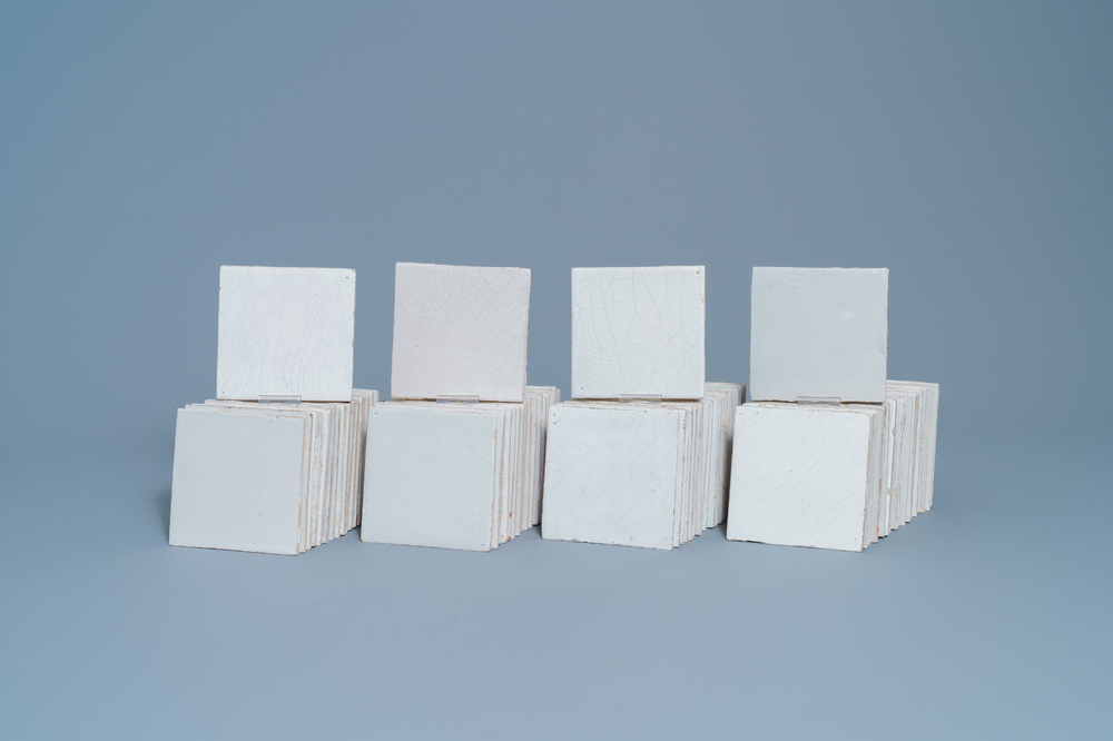 Een lot van 1000 witte Delftse tegels van zeer hoge kwaliteit, 18e eeuw