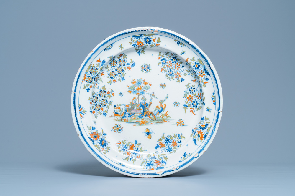 Un grand plat en fa&iuml;ence polychrome d'Alcora &agrave; d&eacute;cor de deux turcs, Espagne, 18&egrave;me