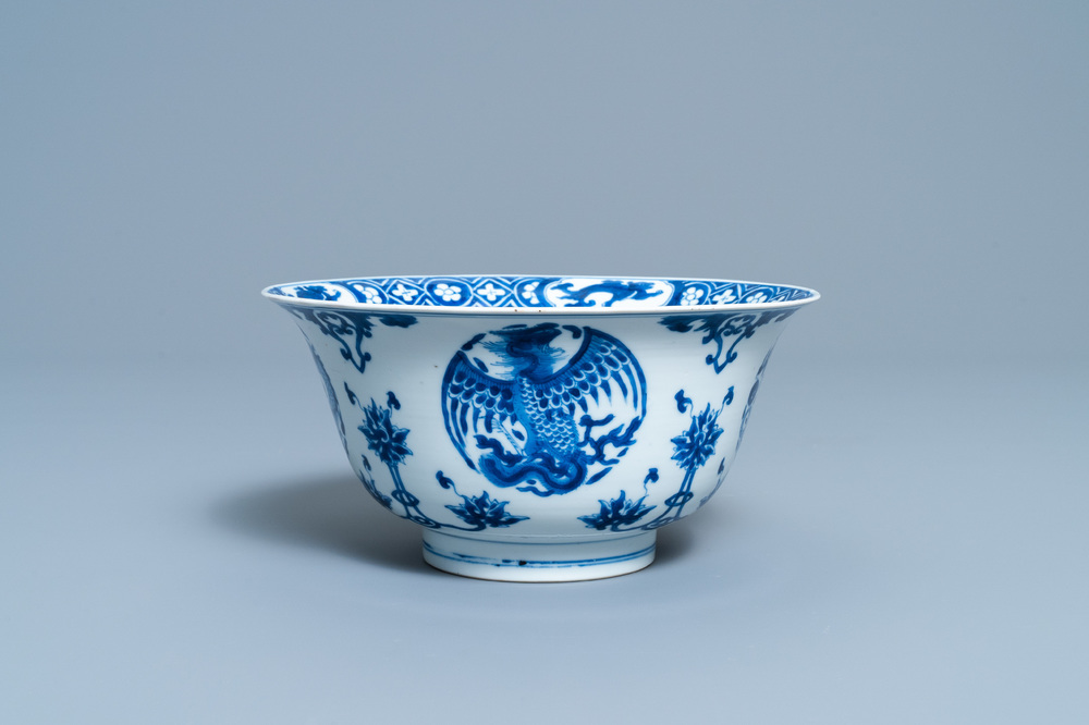 Un bol en porcelaine de Chine en bleu et blanc &agrave; d&eacute;cor de dragons et ph&eacute;nix, marque de Chenghua, Kangxi
