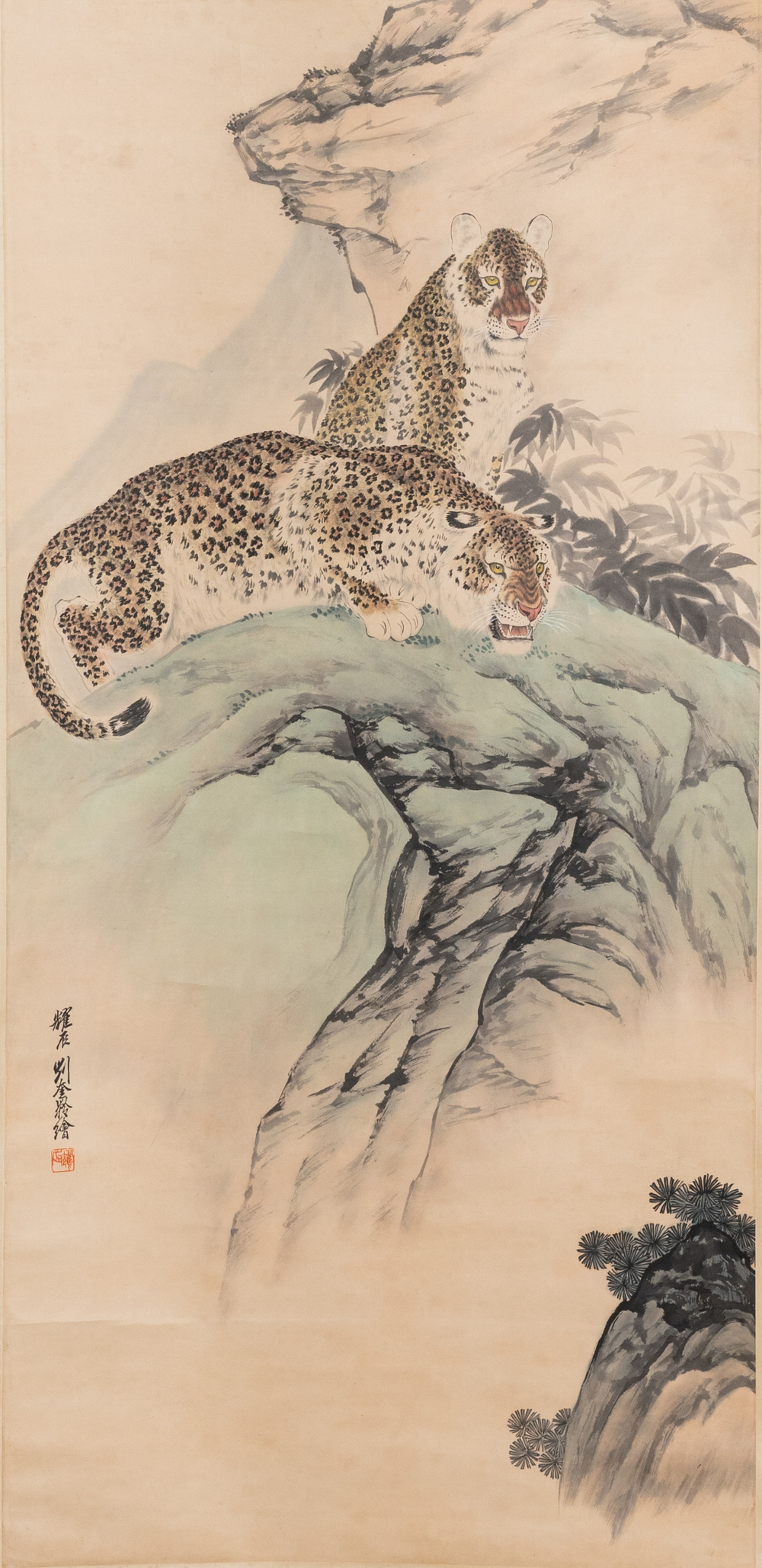 Liu Kuiling (Chine, 1885-1967), encre et couleurs sur papier:  'Deux l&eacute;opards dans un paysage montagneux'
