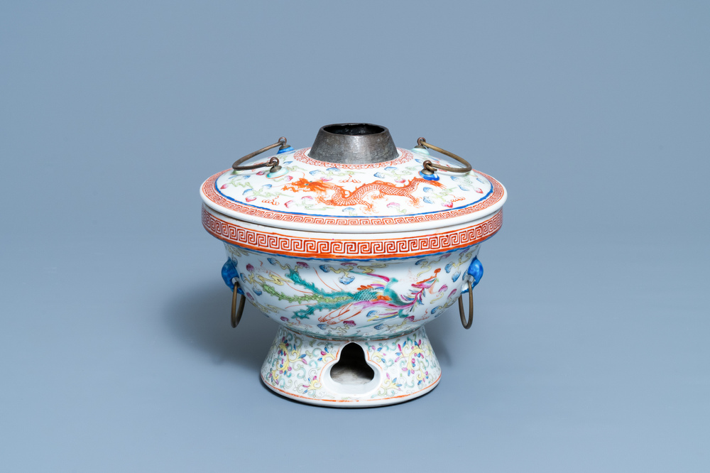Un pot couvert en porcelaine de Chine famille rose pour le march&eacute; Straits ou Peranakan, 19/20&egrave;me