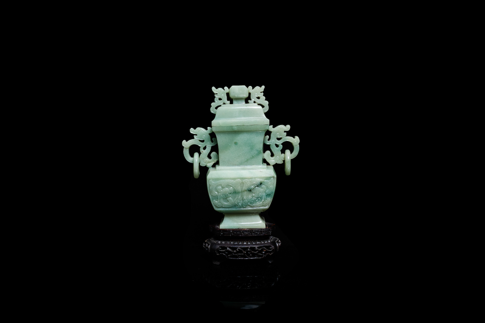 Un vase couvert en jade sculpt&eacute;, Chine, Qing