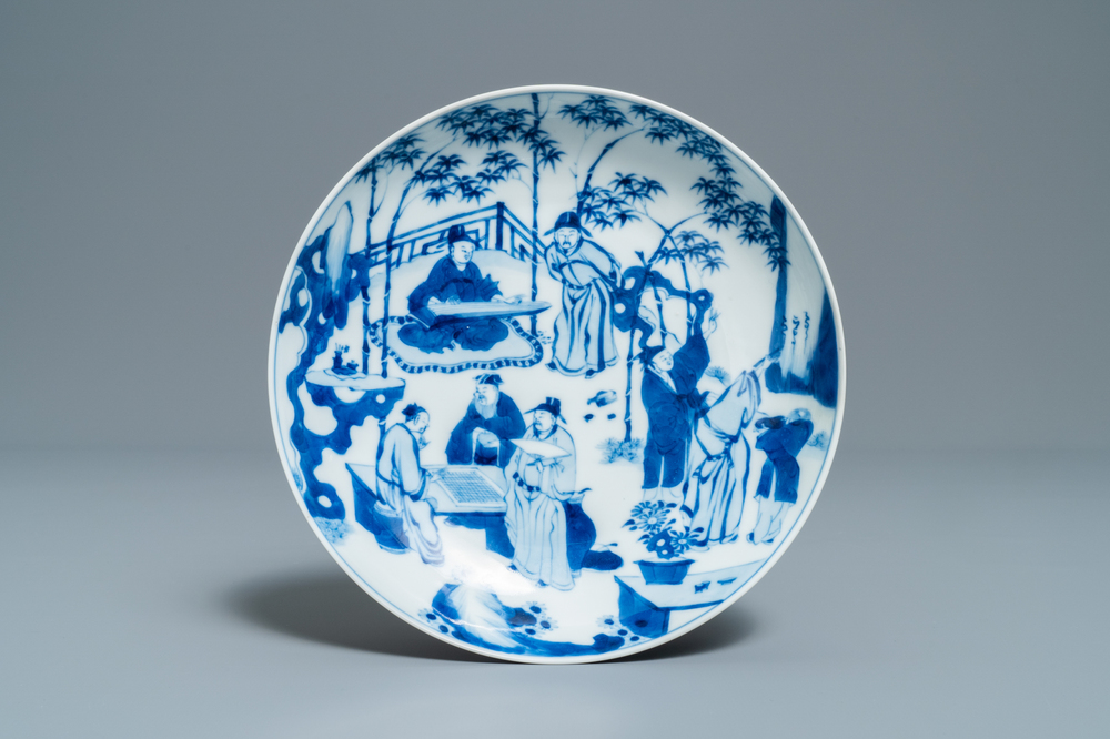 Une assiette en porcelaine de Chine en bleu et blanc &agrave; d&eacute;cor des 'Sept sages dans la for&ecirc;t de bambou', marque de Xuande, Kangxi