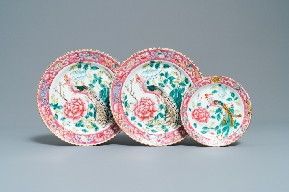 Drie Chinese famille rose borden voor de Straits of Peranakan markt, 19e eeuw