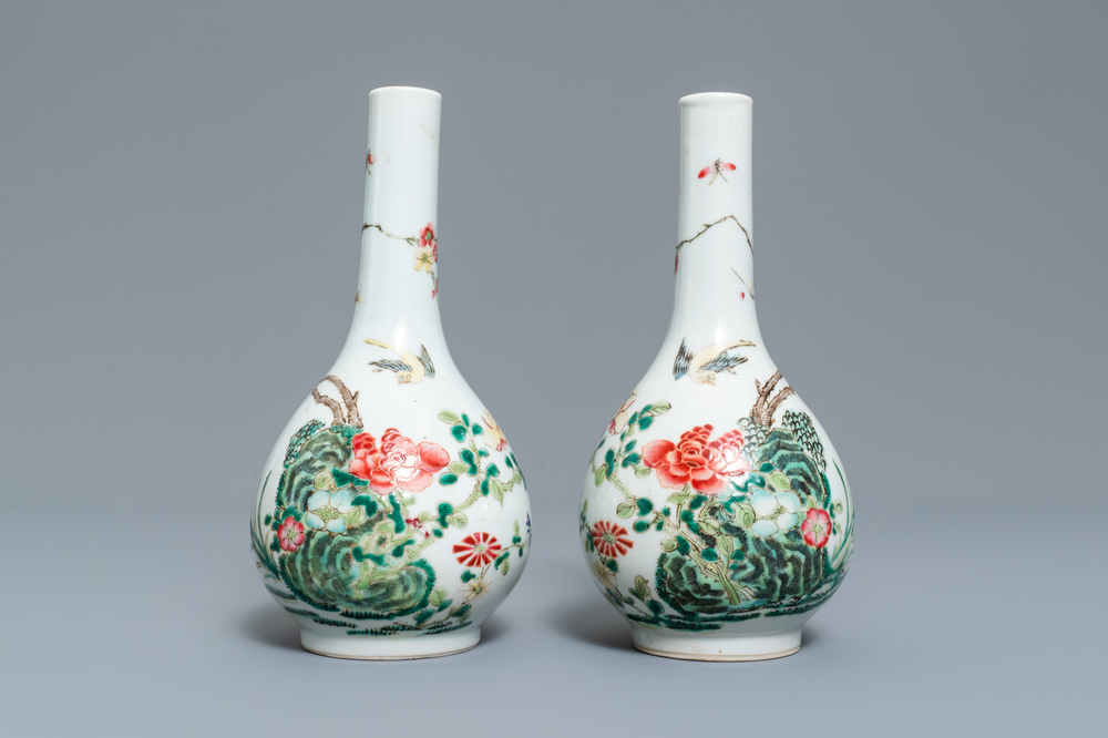 Une paire de vases de forme bouteille en porcelaine de Chine famille rose, 19&egrave;me