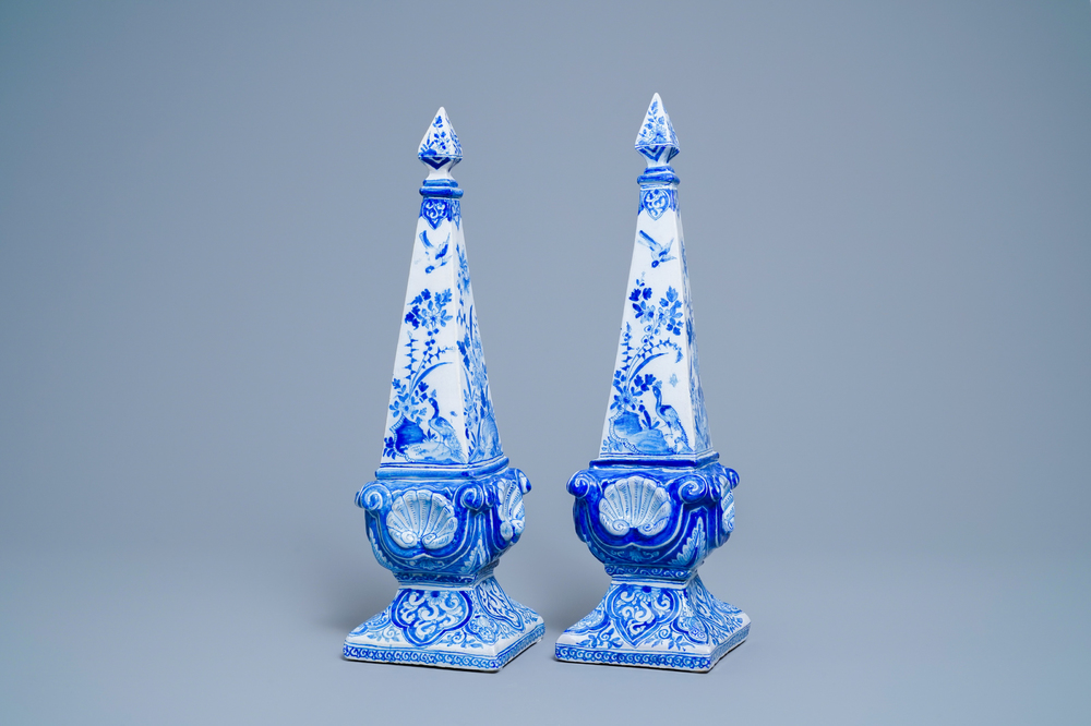 Une pair de grands ob&eacute;lisques en fa&iuml;ence de Delft en bleu et blanc, 18&egrave;me