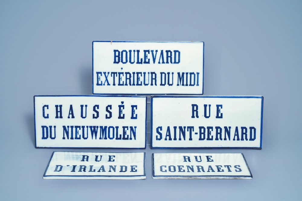 Cinq plaques de rue en porcelaine de Bruxelles en bleu et blanc, 19&egrave;me