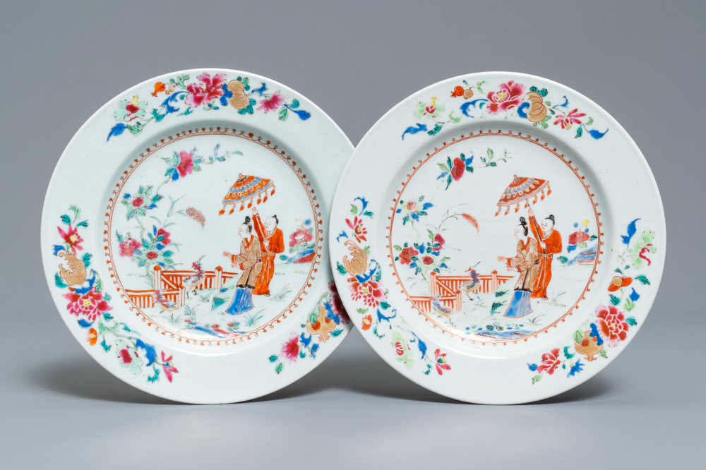 Une paire d'assiettes en porcelaine de Chine famille rose &agrave; d&eacute;cor 'Dames au Parasol', Qianlong