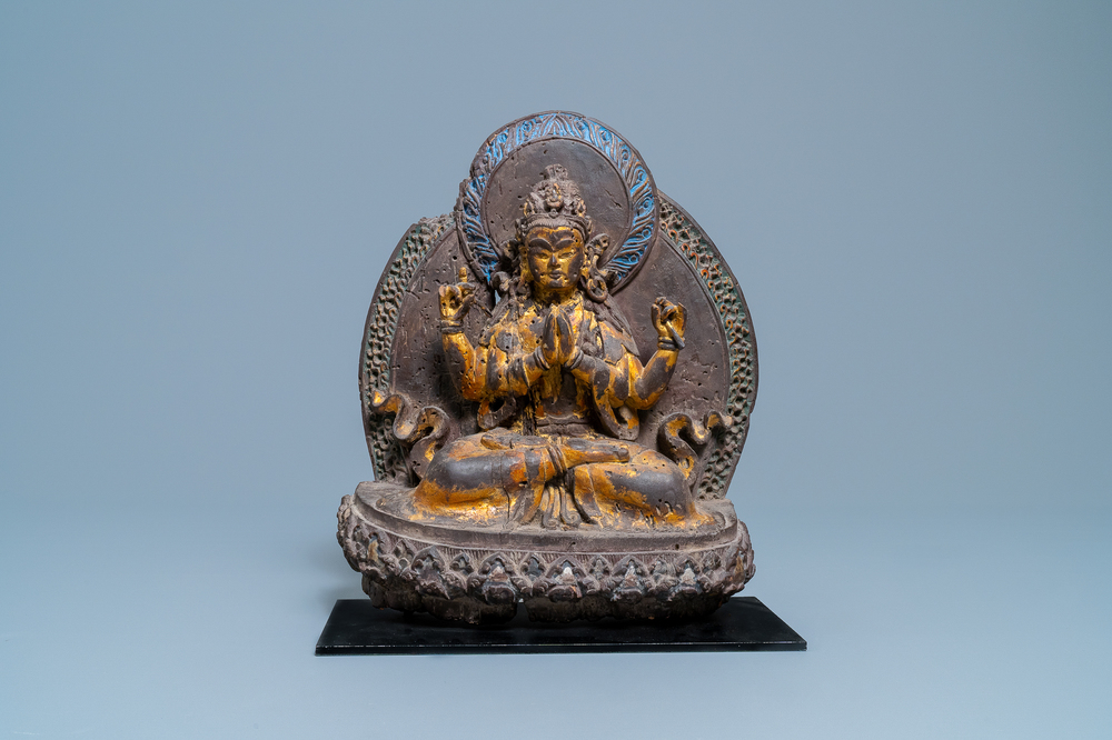 Een deels vergulde en gepolychromeerde figuur van de vierarmige Avalokitesvara, Mongoli&euml;, 17/18e eeuw