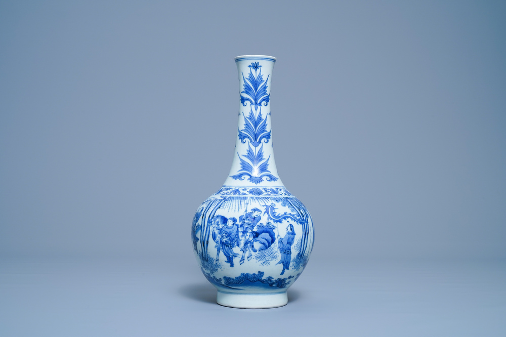 Un vase de forme bouteille en porcelaine de Chine en bleu et blanc, &eacute;poque Transition