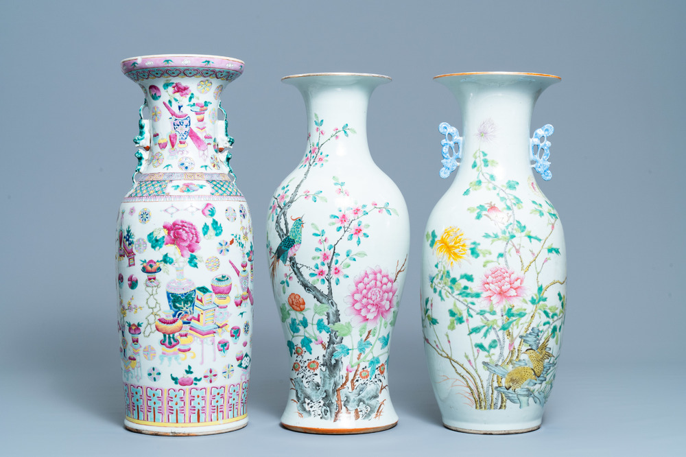 Trois vases en porcelaine de Chine famille rose, 19&egrave;me