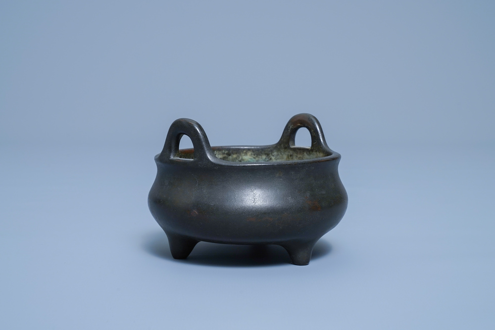 Een Chinese bronzen driepotige wierookbrander, Xuande merk, 17/18e eeuw