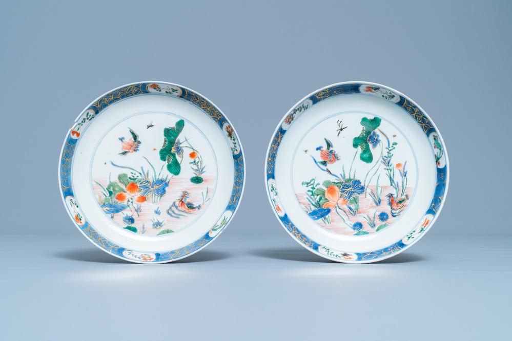 Une paire d'assiettes en porcelaine de Chine famille verte, Kangxi