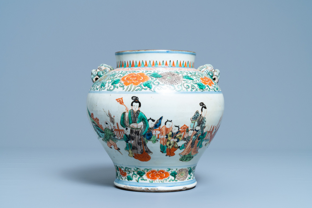 Un vase en porcelaine de Chine famille verte &agrave; d&eacute;cor de gar&ccedil;ons jouants, 19/20&egrave;me