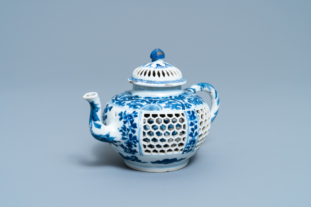 Une th&eacute;i&egrave;re couverte en porcelaine de Chine en bleu et blanc &agrave; double paroi ajour&eacute;e, &eacute;poque Transition