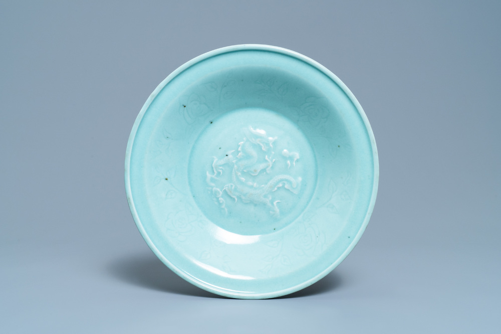 Un plat en porcelaine de Chine c&eacute;ladon &agrave; d&eacute;cor d'un dragon, 19&egrave;me