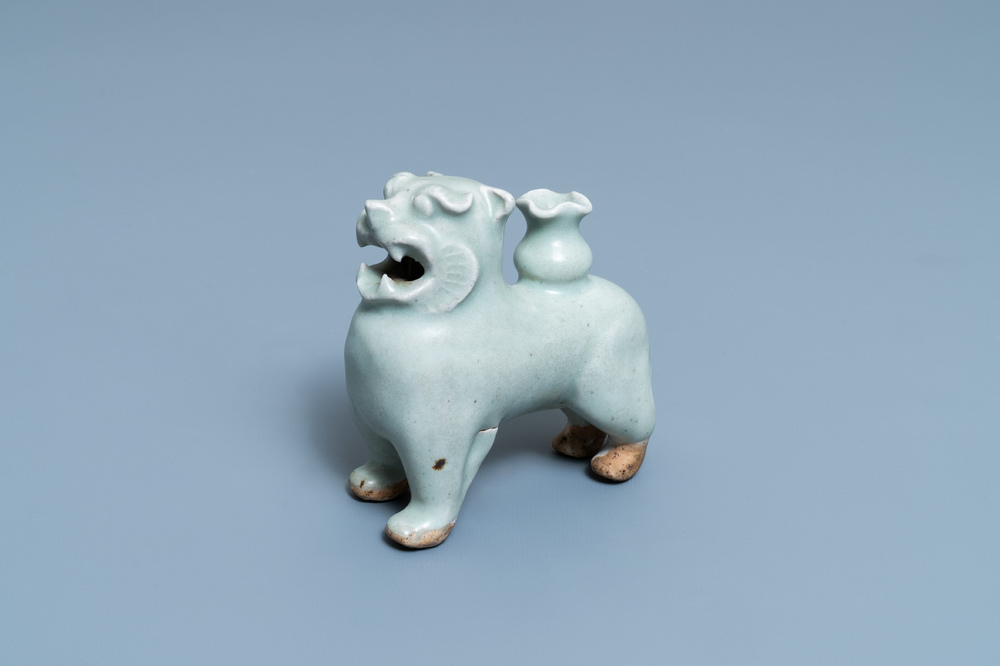 Un porte-encens en forme de tigre en porcelaine de Chine de type qingbai, Ming