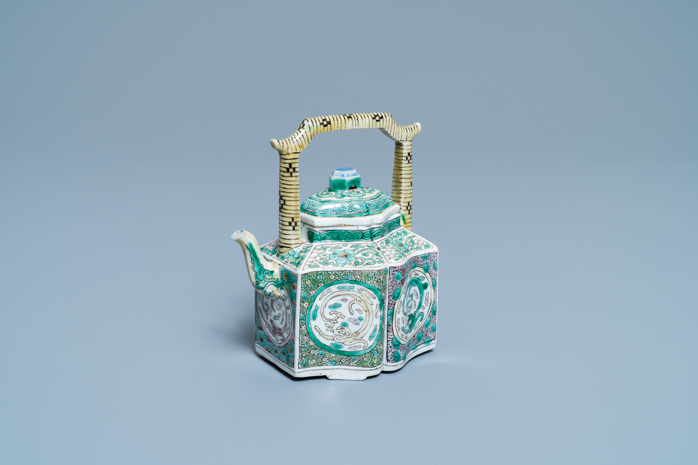 Une th&eacute;i&egrave;re couverte en biscuit &eacute;maill&eacute; vert, Kangxi