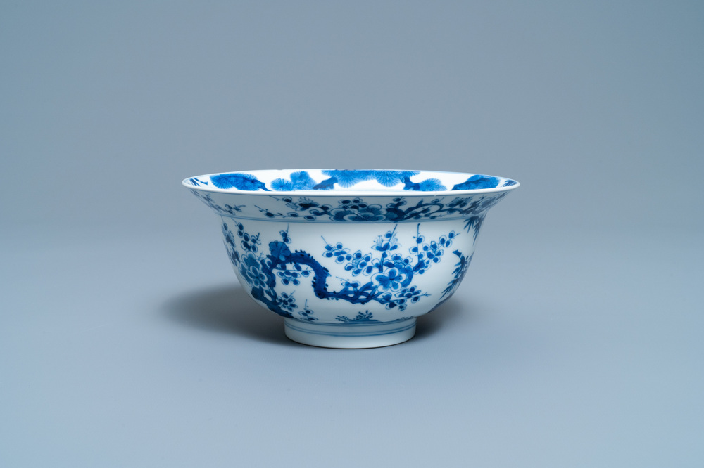 Un bol en porcelaine de Chine en bleu et blanc &agrave; d&eacute;cor 'Les trois amis de l'hiver', marque et &eacute;poque de Kangxi