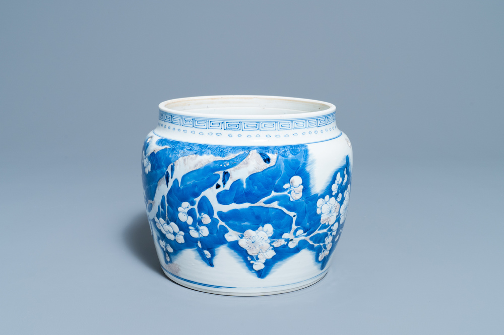 Un bol en porcelaine de Chine en bleu, blanc et rouge de cuivre, Kangxi
