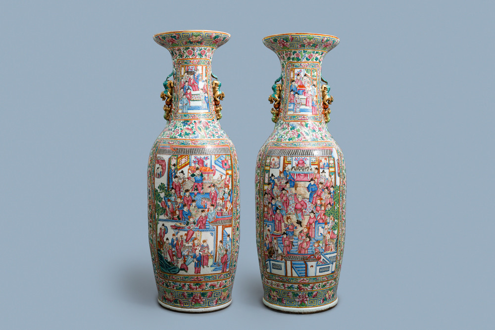 Une paire de vases de taille exceptionelle en porcelaine de Chine famille rose, 19ème