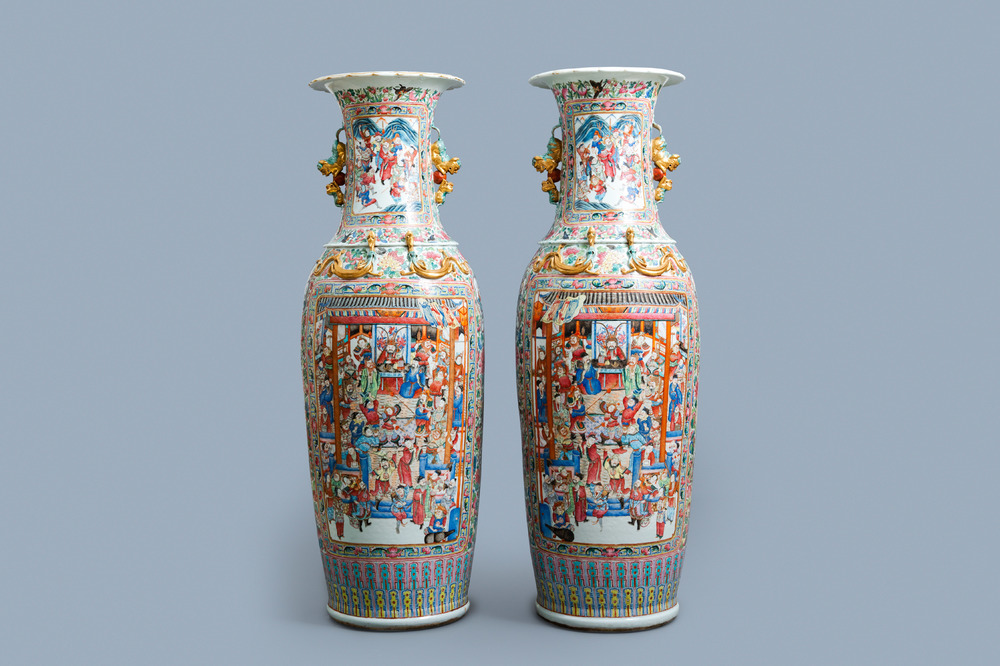 Une paire de vases de taille exceptionelle en porcelaine de Chine famille rose, 19&egrave;me