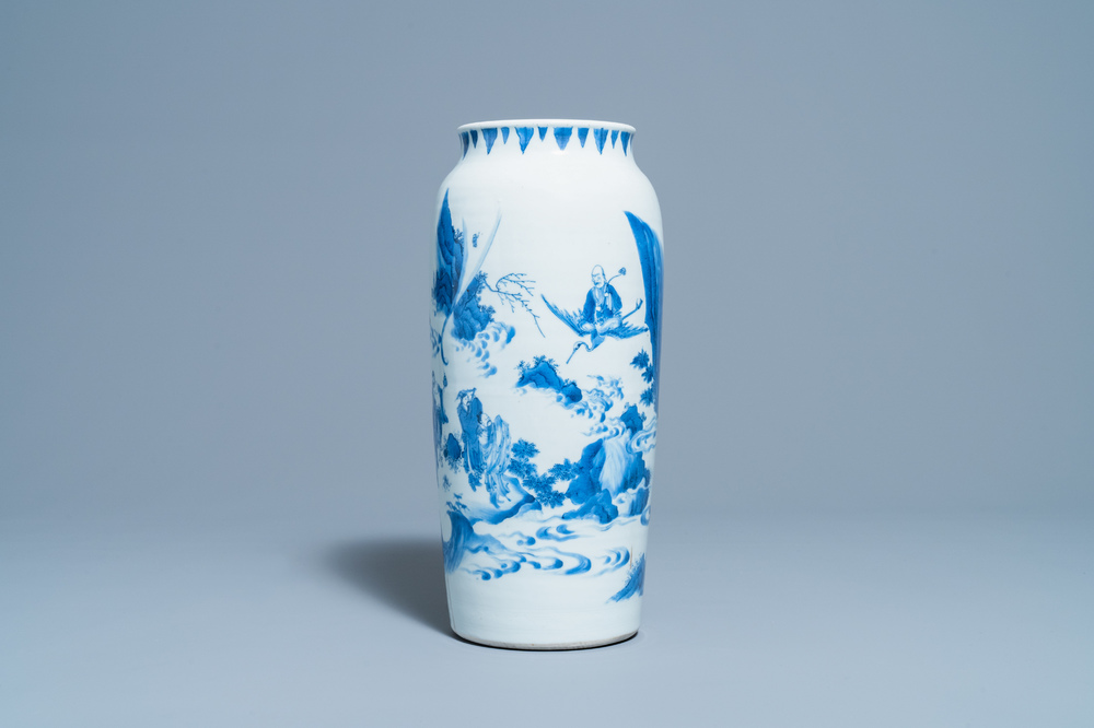Un vase en porcelaine de Chine en bleu et blanc &agrave; d&eacute;cor d'Immortels, &eacute;poque Transition