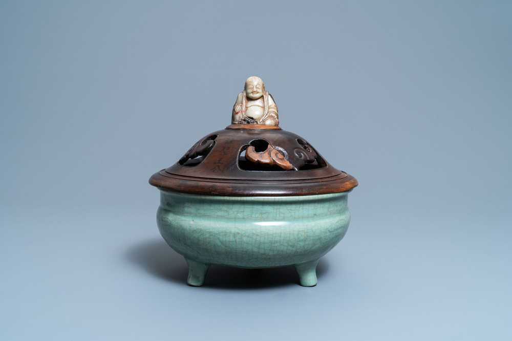 Een Chinese Longquan celadon wierookbrander met houten deksel met zeepstenen Boeddha, Ming