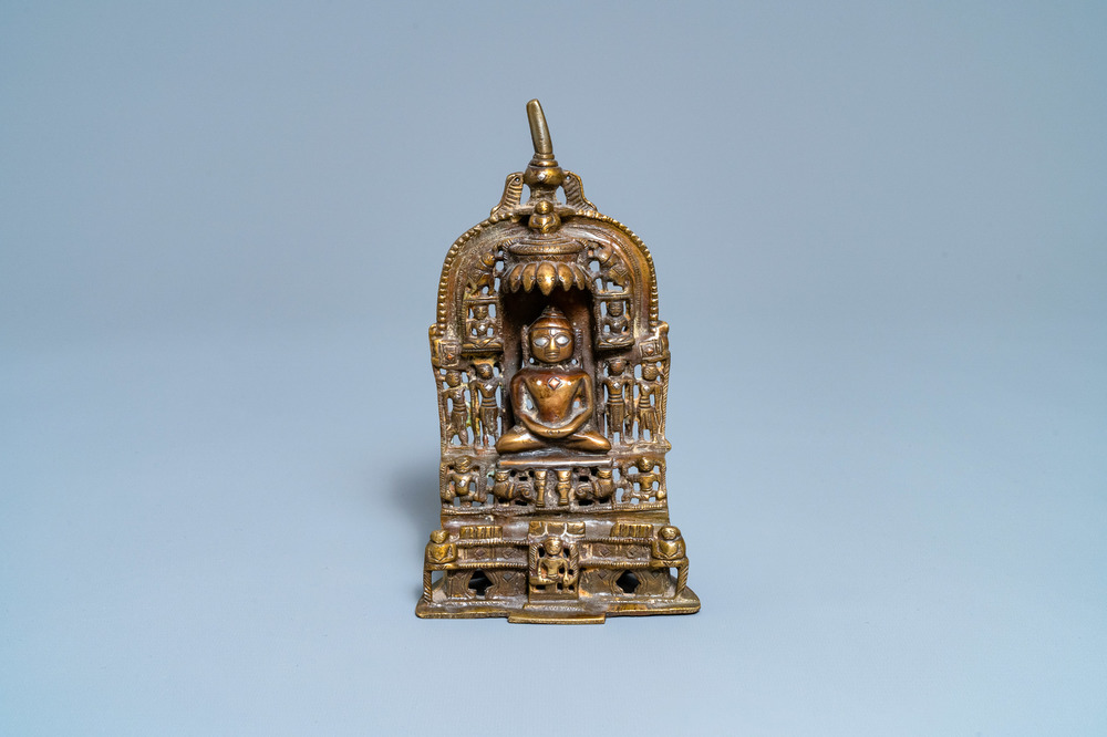 Un autel inscrit en bronze dor&eacute; incrust&eacute; d'argent et de cuivre, Inde, 18/19&egrave;me