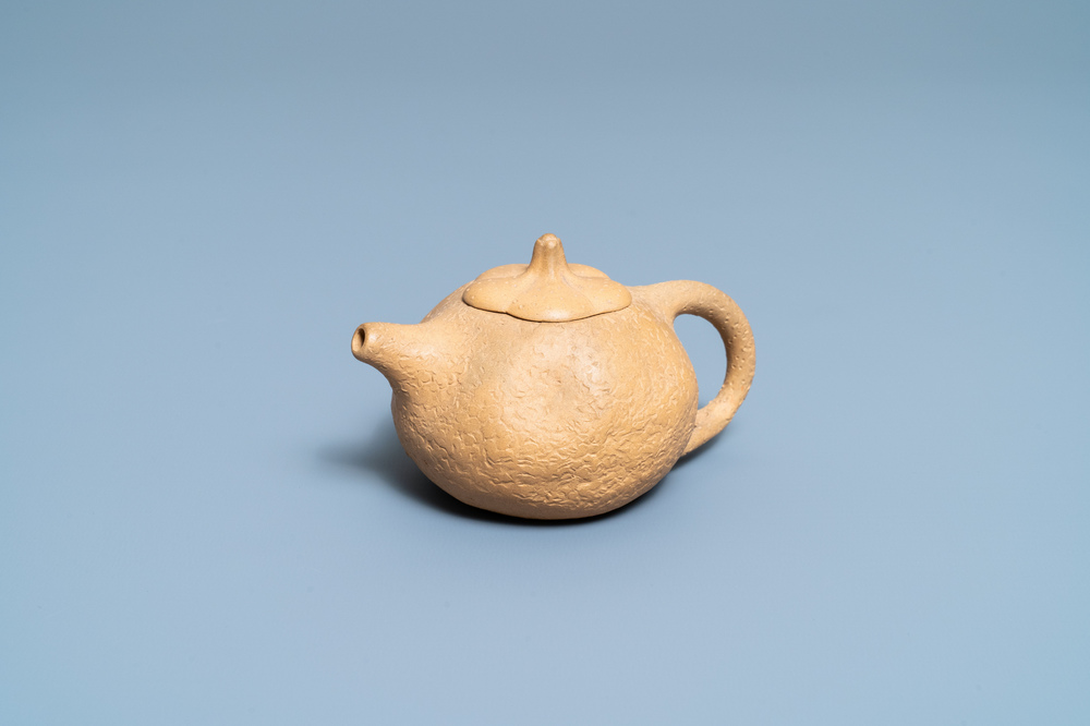 A Chinese Yixing stoneware teapot and cover, 18/19th C.