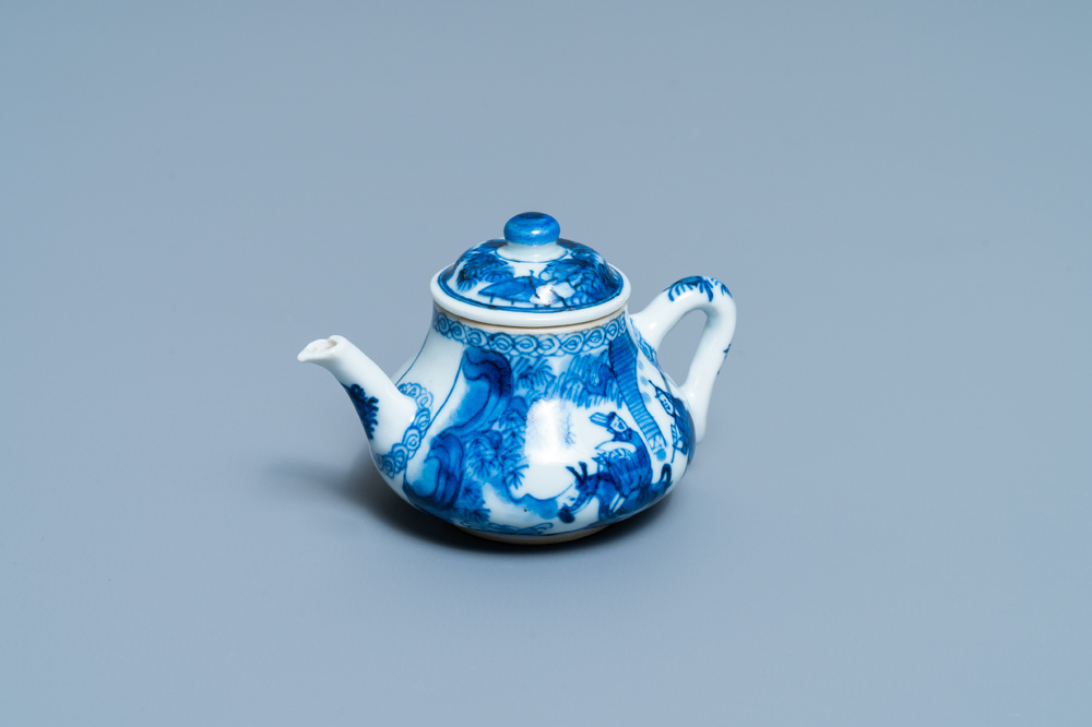 Een kleine Chinese blauw-witte theepot met deksel, Kangxi