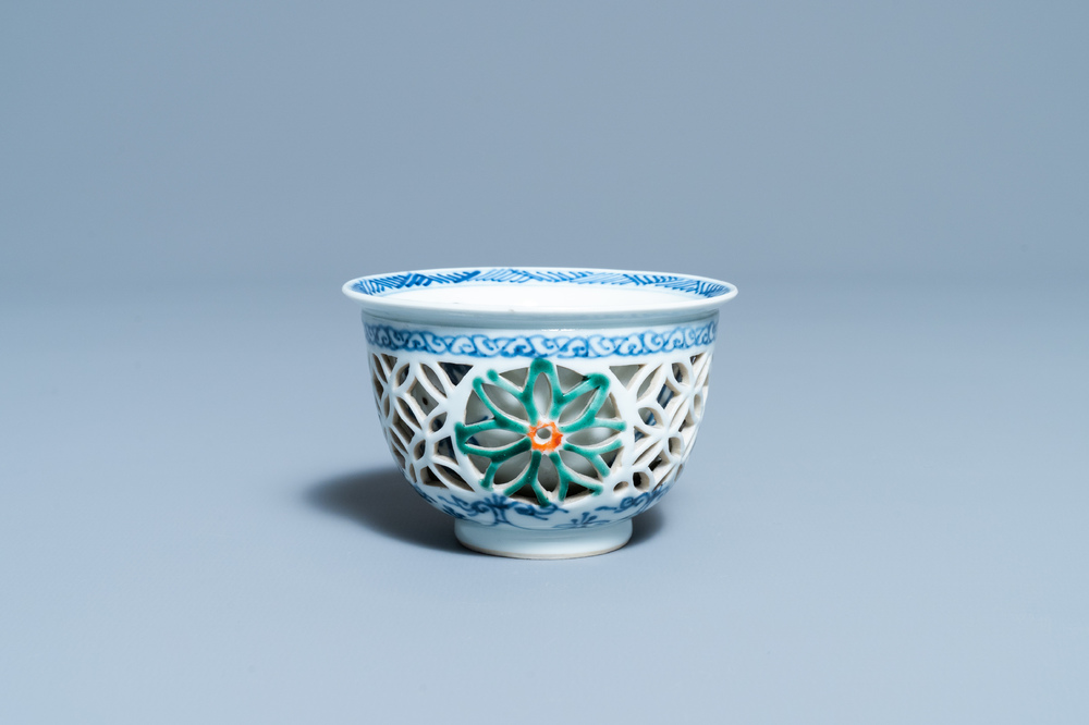 Une tasse &agrave; double paroi ajour&eacute;e en porcelaine de Chine famille verte, Kangxi