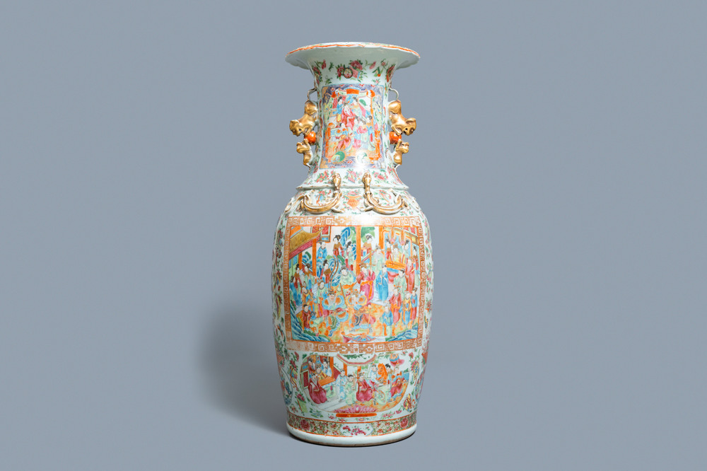 Un grand vase en porcelaine de Chine famille rose de Canton, 19&egrave;me