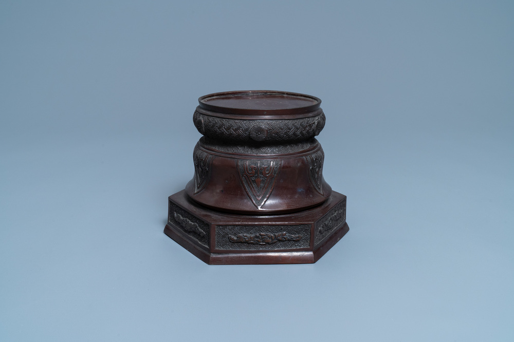 Un grand socle pour un vase en bronze laqu&eacute;, Japon, Meiji, 19&egrave;me