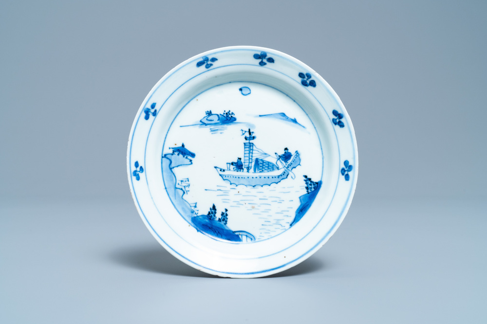 Une coupe en porcelaine de Chine en bleu et blanc &agrave; d&eacute;cor d'une jonque, Wanli