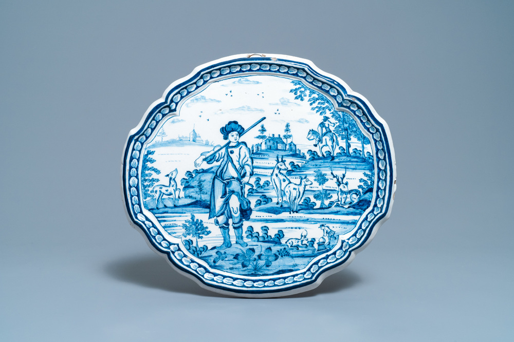 Une plaque en fa&iuml;ence de Delft en bleu et blanc &agrave; d&eacute;cor d'un chasseur, 18&egrave;me