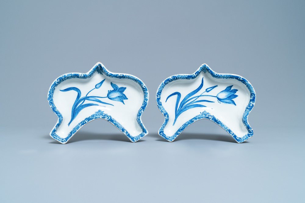 Une paire de coupes en fa&iuml;ence de Delft en bleu et blanc &agrave; d&eacute;cor d'une fleur d'oeillet, 18&egrave;me