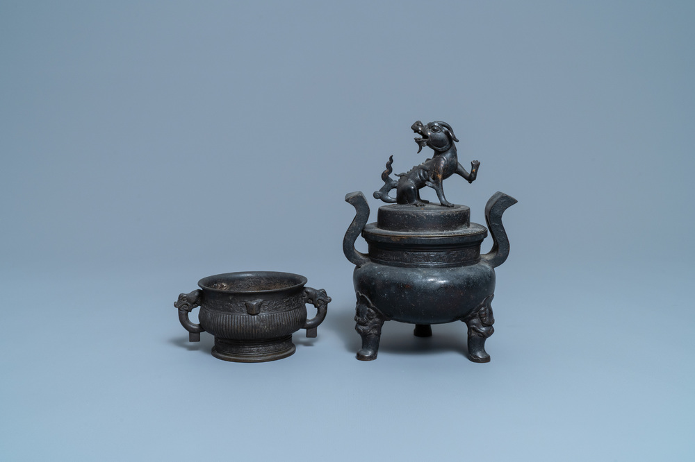 Twee Chinese bronzen wierookbranders, Qing