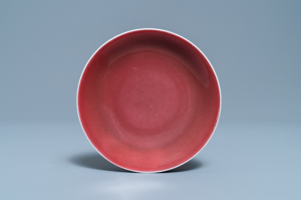 Une assiette en porcelaine de Chine langyao monochrome, marque et &eacute;poque de Qianlong
