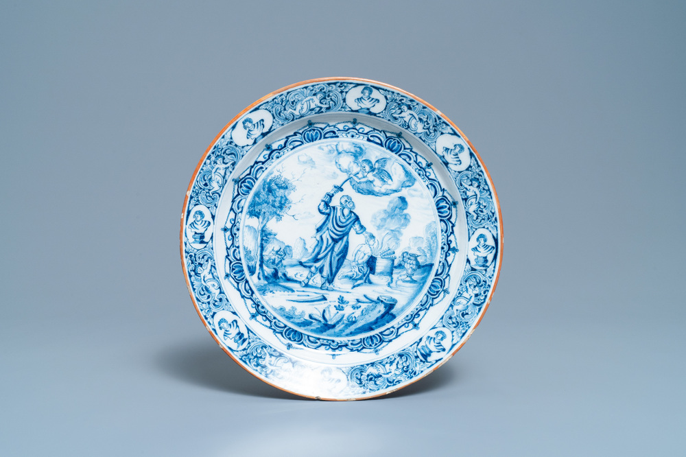 Un plat en fa&iuml;ence de Delft en bleu et blanc &agrave; d&eacute;cor du 'Sacrifice d'Isaac', 18&egrave;me
