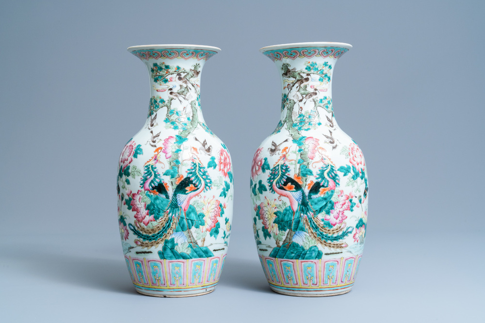 Une paire de vases en porcelaine de Chine famille rose &agrave; d&eacute;cor de ph&eacute;nix, 19&egrave;me