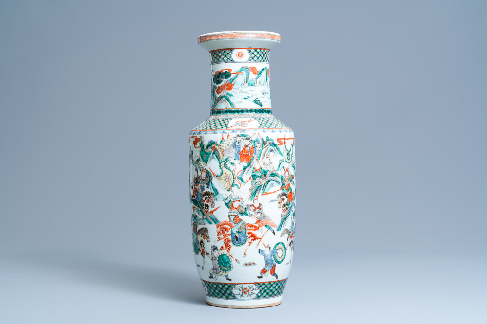 A Chinese famille verte rouleau 'battle scene' vase, 19th C.