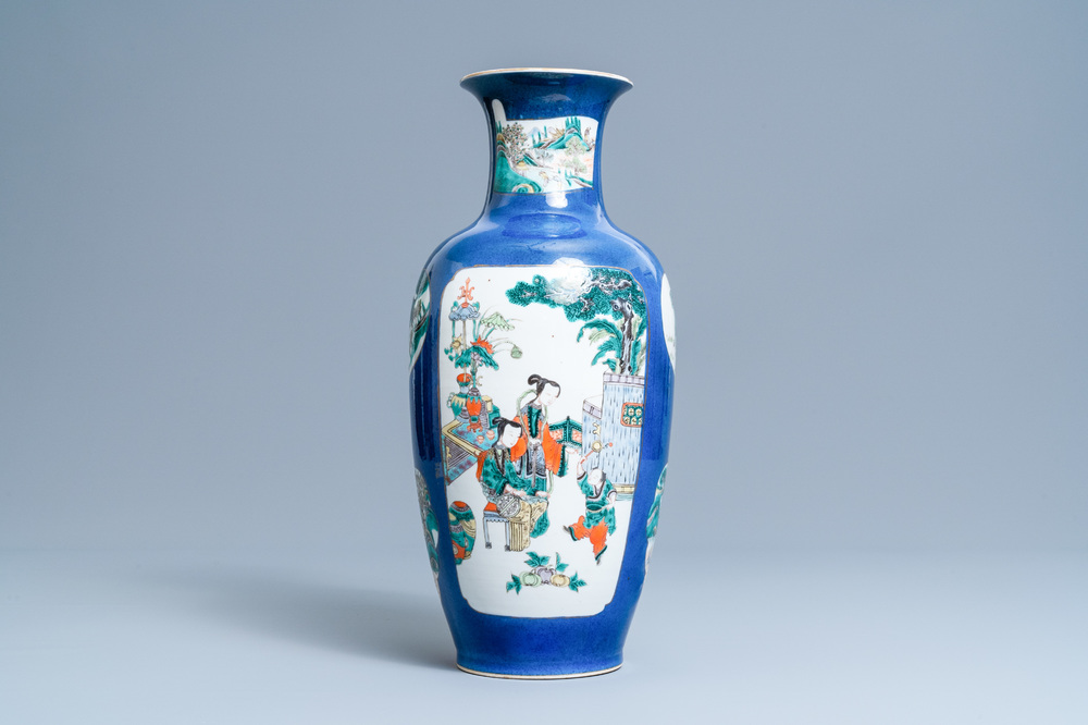 Un vase en porcelaine de Chine famille verte sur fond bleu poudr&eacute;, 19&egrave;me
