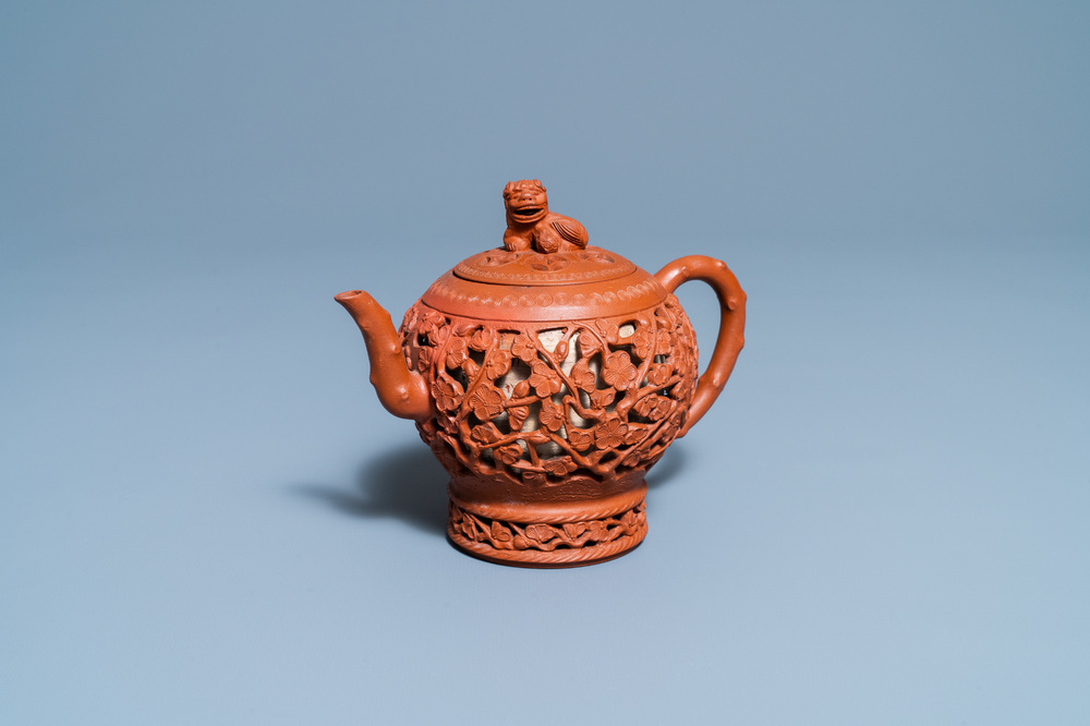 Een Chinese opengewerkte Yixing steengoed theepot met deksel, Kangxi