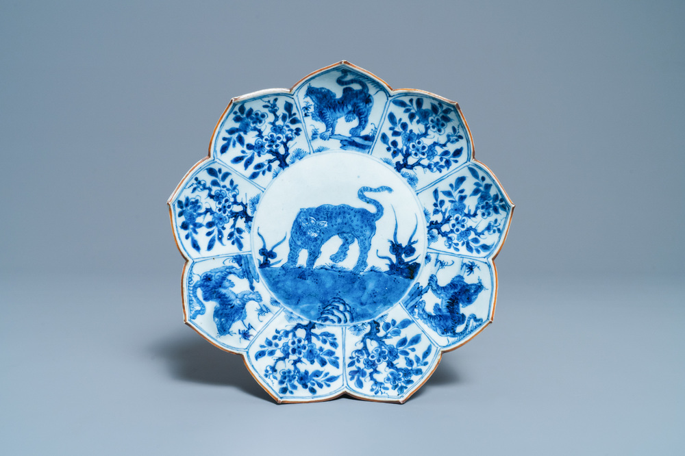 Un rare plat en forme de lotus en porcelaine de Chine en bleu et blanc &agrave; d&eacute;cor d'un l&eacute;opard, Kangxi