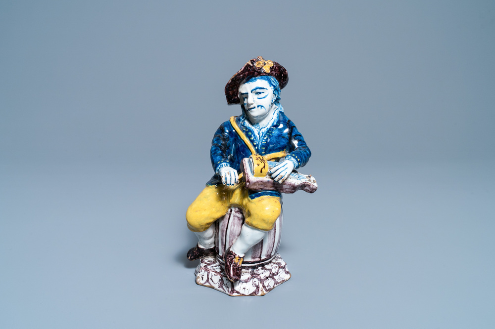 Een polychrome Delftse figuur van een draailierspeler, 18e eeuw