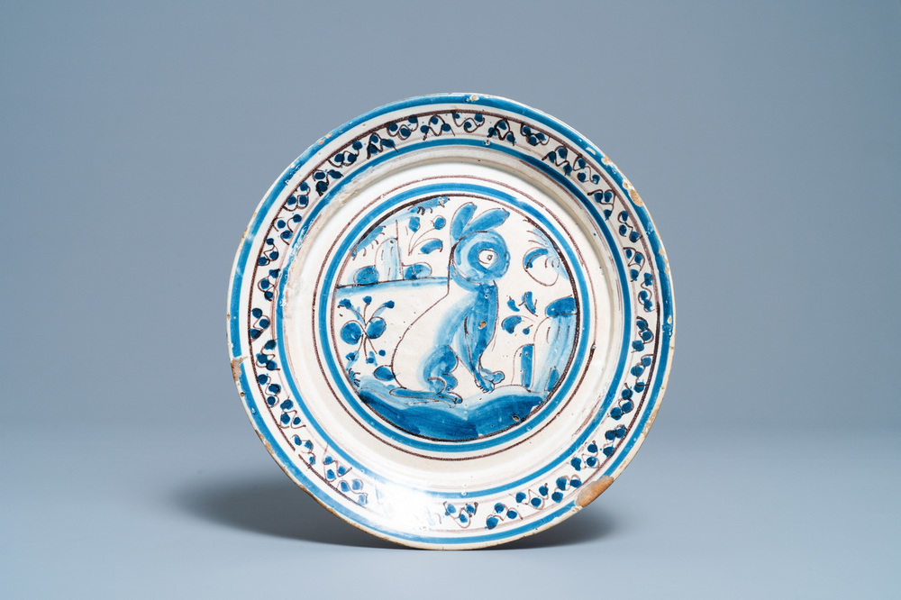 Een schotel met een konijn in blauw-wit en mangaan Portugees aardewerk, 17e eeuw