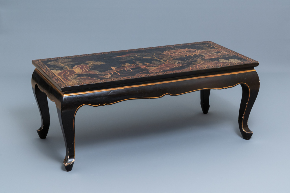Een Chinese rechthoekige gelakte houten tafel voor de Europese markt, 19e eeuw