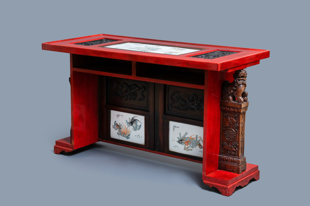 A Chinese qianjiang cai plaque mounted in a wooden table, 19/20th C.