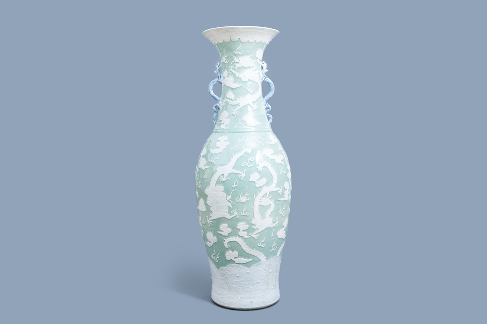 Een uitzonderlijk grote Chinese vaas met opgelegde draken op celadon fondkleur, 19e eeuw